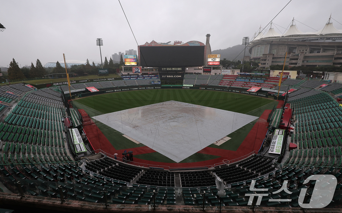 (인천=뉴스1) 김성진 기자 = 10일 오후 인천 SSG 랜더스필드에서 열릴 프로야구 2025 신한 SOL뱅크 KBO 준플레이오프 2차전 삼성 라이온즈와 SSG 랜더스의 경기가 우 …