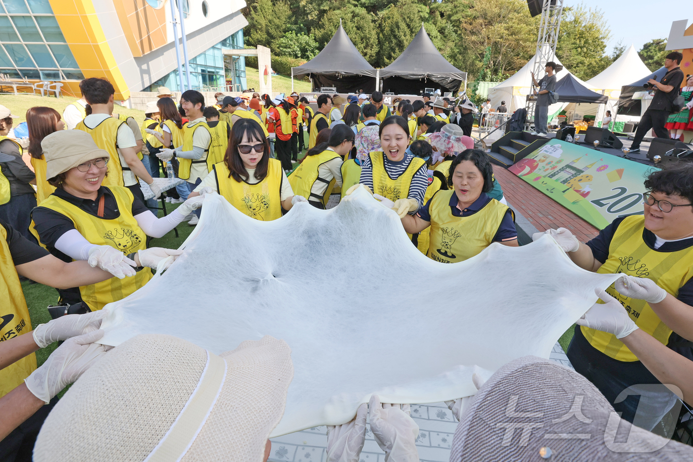 (임실=뉴스1) 유경석 기자 = 2025 임실N치즈축제가 한창인 10일 전북 임실군 임실치즈테마파크를 찾은 관광객들이 체험프로그램을 하며 축제를 즐기고 있다. (임실군청 제공. 재 …