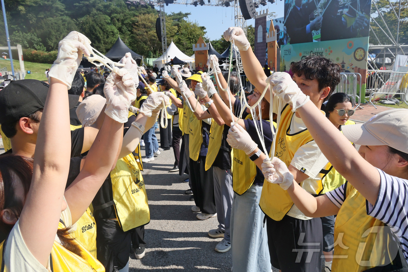 (임실=뉴스1) 유경석 기자 = 2025 임실N치즈축제가 한창인 10일 전북 임실군 임실치즈테마파크를 찾은 관광객들이 체험프로그램을 하며 축제를 즐기고 있다. (임실군청 제공. 재 …
