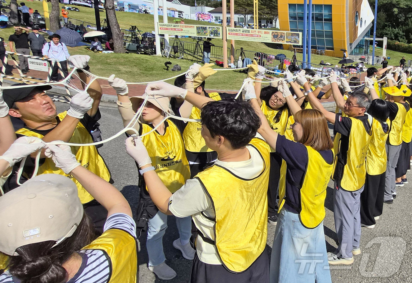 (임실=뉴스1) 유경석 기자 = 2025 임실N치즈축제가 한창인 10일 전북 임실군 임실치즈테마파크를 찾은 관광객들이 체험프로그램을 하며 축제를 즐기고 있다. (임실군청 제공. 재 …