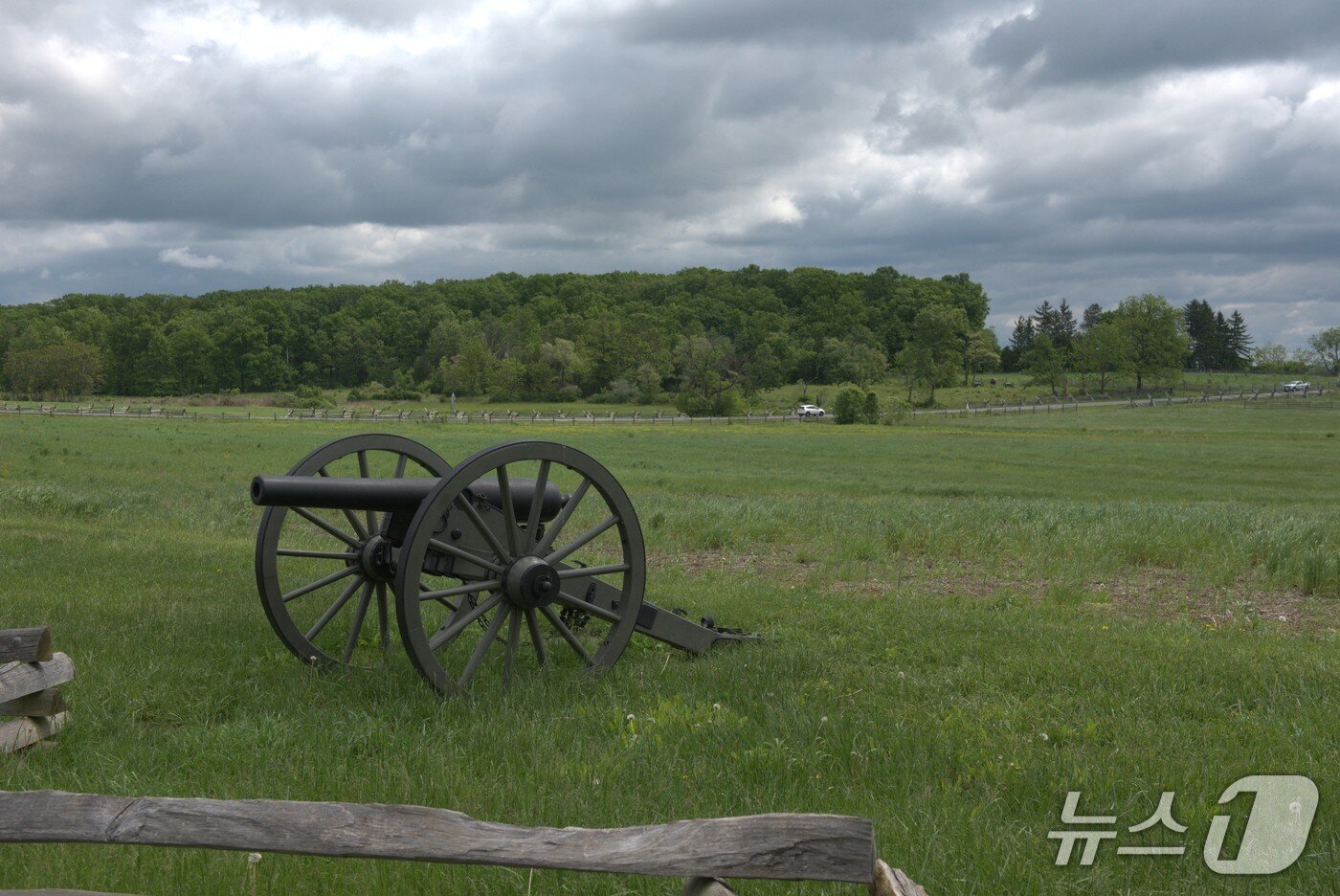 본문 이미지 - 게티즈버그 국립군사공원에 있는 남북전쟁 당시 대포 모형. (필자 제공)