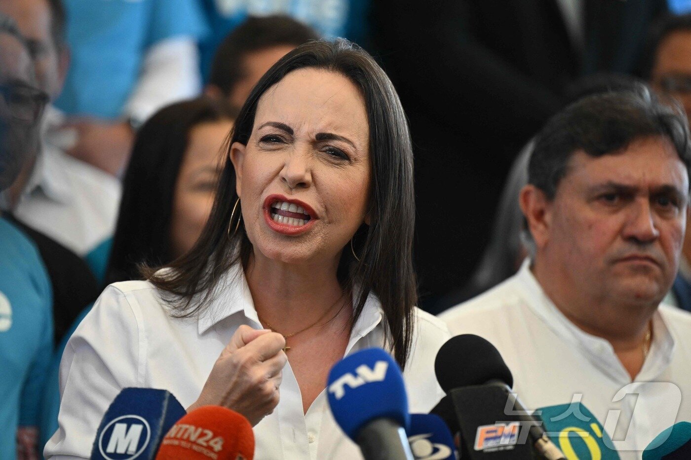 본문 이미지 - 노르웨이 노벨위원회가 10일&#40;현지시간&#41; 오슬로에서 기자회견을 열고 마리아 코리나 마차도를 2025년 노벨 평화상 수상자로 선정했다고 발표했다. 사진은 베네수엘라 야당 지도자 마리아 코리나 마차도가 지난 2023년 12월 6일 카라카스에 있는 자신의 당 본부에서 열린 기자회견에서 연설하고 있는 모습. ⓒ AFP=뉴스1 ⓒ News1 김진환 기자