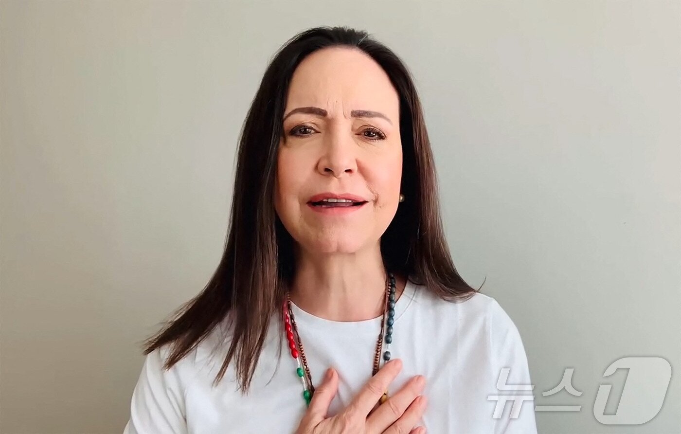 본문 이미지 - 노르웨이 노벨위원회가 10일&#40;현지시간&#41; 오슬로에서 기자회견을 열고 마리아 코리나 마차도를 2025년 노벨 평화상 수상자로 선정했다고 발표했다. 사진은 마리아 코리나 마차도가 지난 1월 10일에 소셜 미디어에서 공개된 영상에서 베네수엘라의 알려지지 않은 장소에서 발언을 하고 있다. ⓒ 로이터=뉴스1 ⓒ AFP=뉴스1 ⓒ News1 김진환 기자