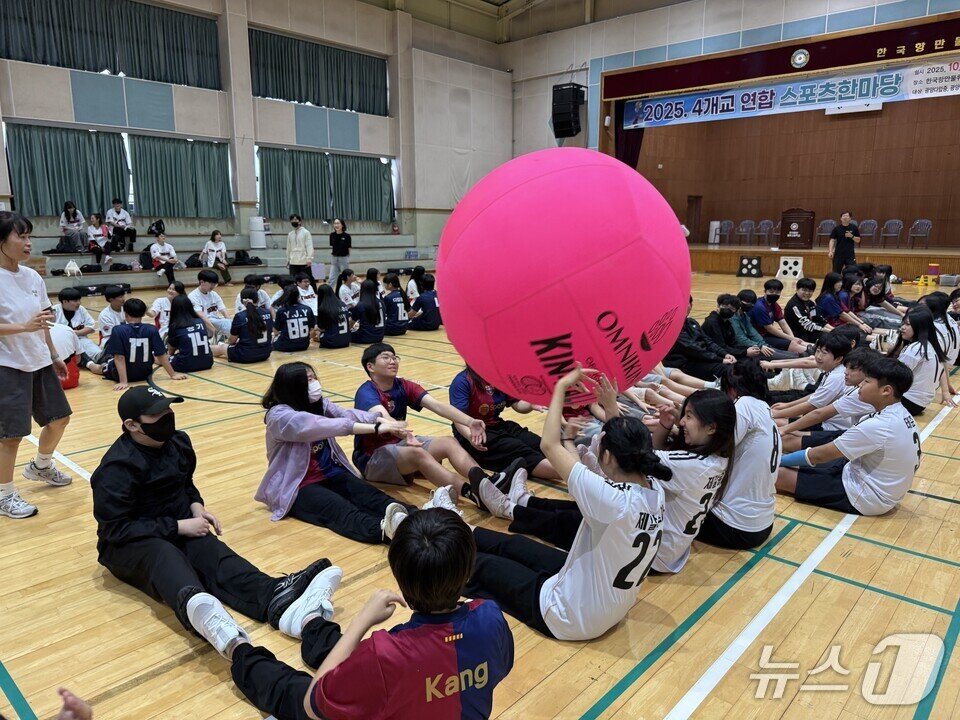 본문 이미지 - 광양지역 소규모 학교 학생들이 연합 체육활동을 즐기고 있다.&#40;전남도교육청 제공, 재판매 및 DB 금지&#41;/뉴스1 