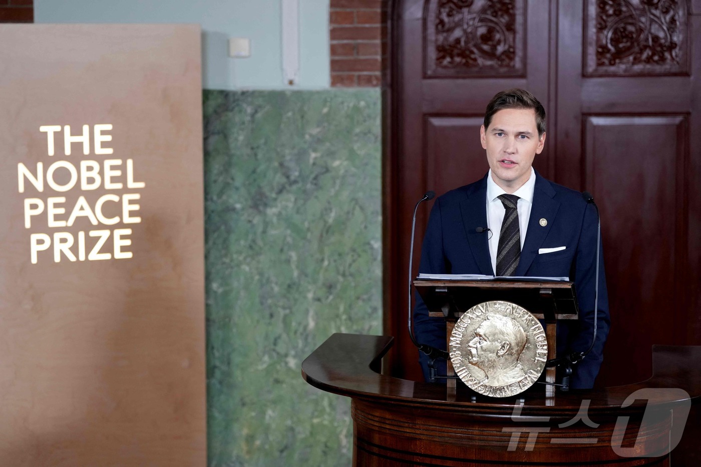 (AFP=뉴스1) 김진환 기자 = 요르겐 와트네 프라이드네스 노르웨이 노벨위원회 위원장이 10일(현지시간) 노르웨이 오슬로에 있는 노르웨이 노벨 연구소에서 2025년 노벨 평화상 …