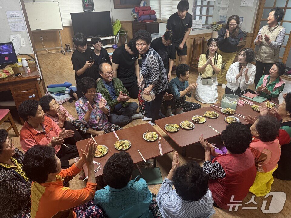 본문 이미지 - 학생들이 추석명절을 맞아 마을 경로당을 찾아 위문활동을 벌이고 있다.&#40;전남도교육청 제공, 재판매 및 DB 금지&#41;/뉴스1 