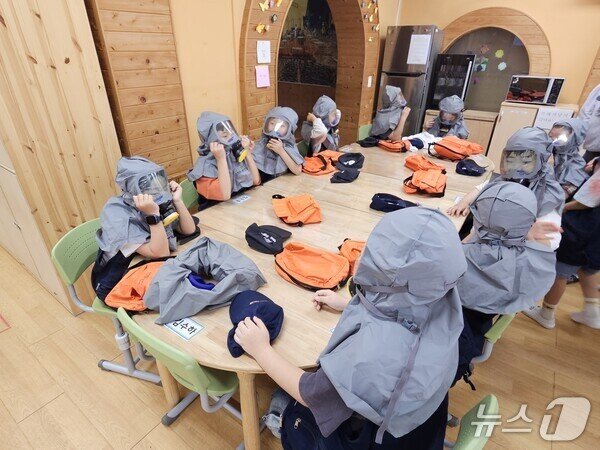 본문 이미지 - 학생들이 진로체험활동에서 119구조대원 체험활동을 하고 있다.&#40;전남도교육청 제공, 재판매 및 DB 금지&#41;/뉴스1 