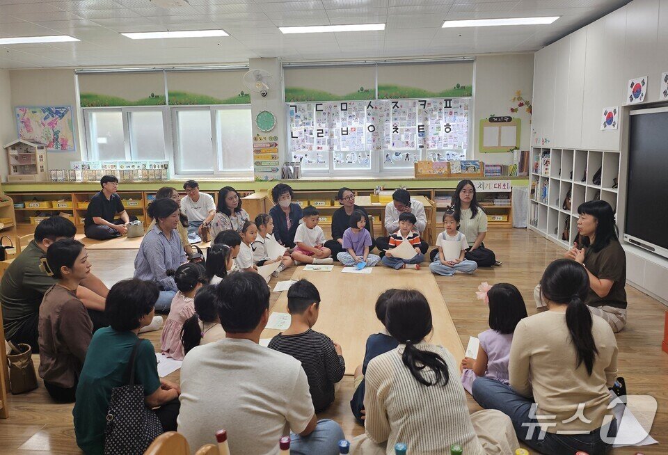 본문 이미지 -  &#39;한글놀이&#39;를 주제로 한 보호자 공개수업 장면&#40;전남도교육청 제공, 재판매 및 DB 금지&#41;/뉴스1 