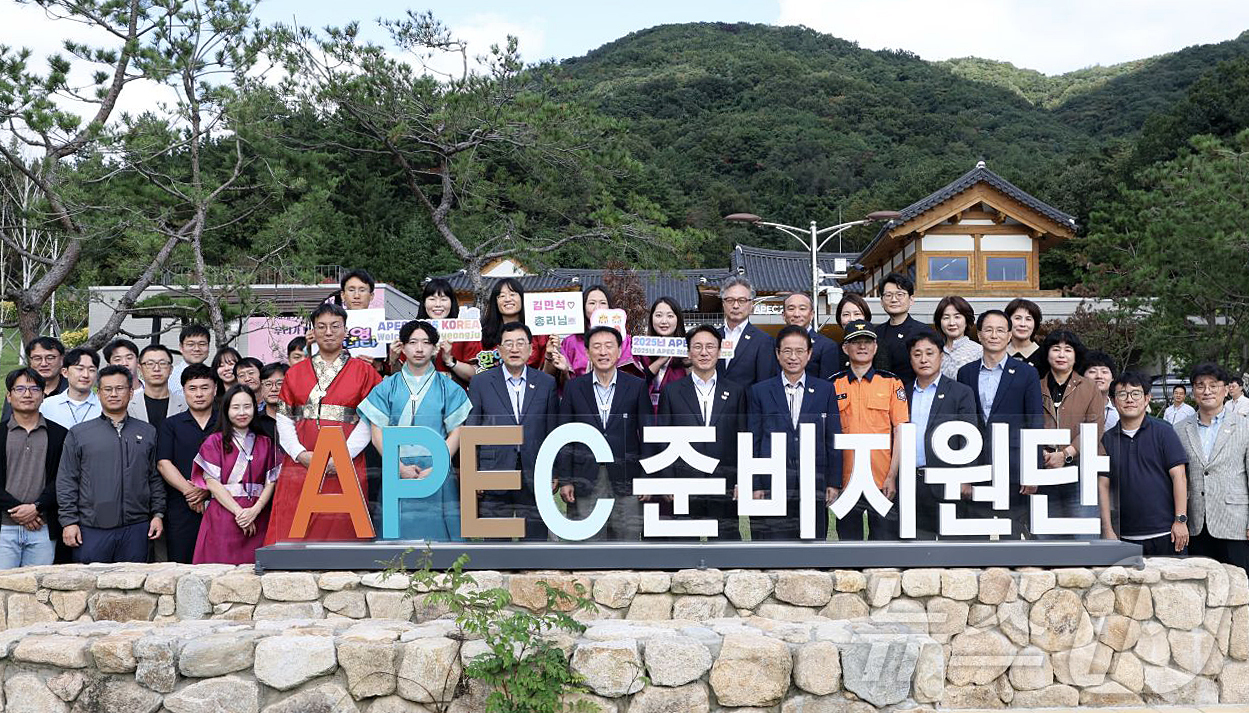 (서울=뉴스1) = 김민석 국무총리가 10일 경주 APEC준비지원단에서 APEC 정상회의 현장 근무자들과 기념촬영을 하고 있다. (총리실 제공, 재판매 및 DB 금지) 2025.1 …