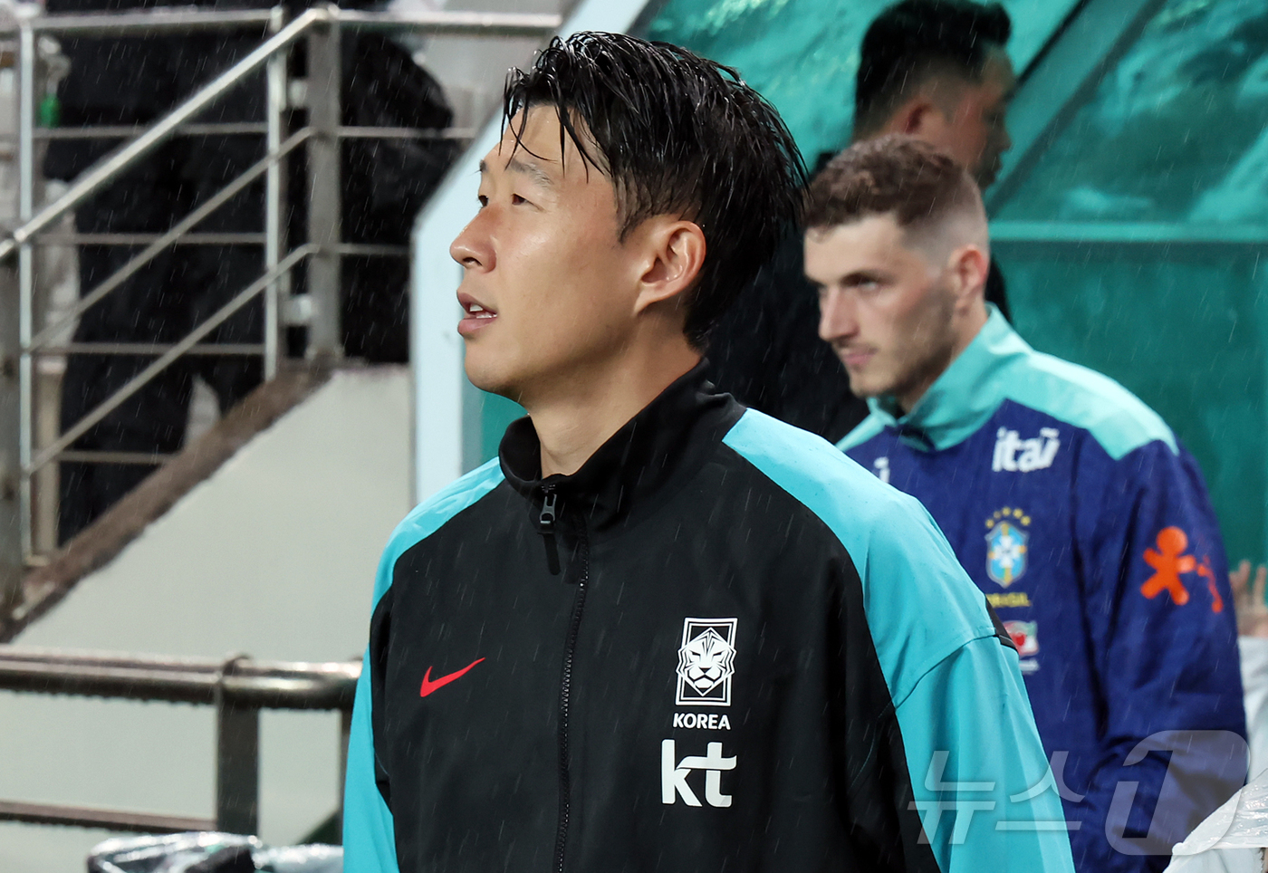 (서울=뉴스1) 장수영 기자 = 10일 서울 마포구 상암동 서울월드컵경기장에서 열리는 하나은행 초청 축구국가대표팀 친선경기 대한민국과 브라질의 경기를 앞두고 손흥민이 경기장에 입장 …