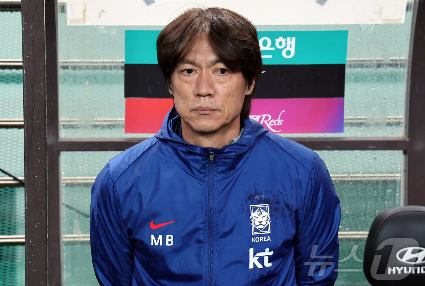 본문 이미지 - 10일 서울월드컵경기장에서 열린 하나은행 초청 축구국가대표팀 친선경기 대한민국과 브라질의 경기를 앞두고 홍명보 축구대표팀 감독이 그라운드를 응시하고 있다. 2025.10.10/뉴스1 ⓒ News1 장수영 기자
