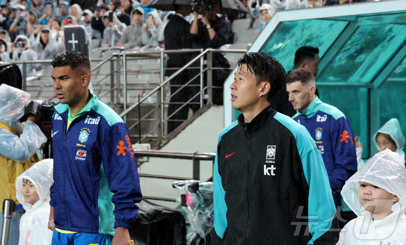 (서울=뉴스1) 장수영 기자 = 10일 서울 마포구 상암동 서울월드컵경기장에서 열리는 하나은행 초청 축구국가대표팀 친선경기 대한민국과 브라질의 경기를 앞두고 손흥민이 경기장에 입장 …