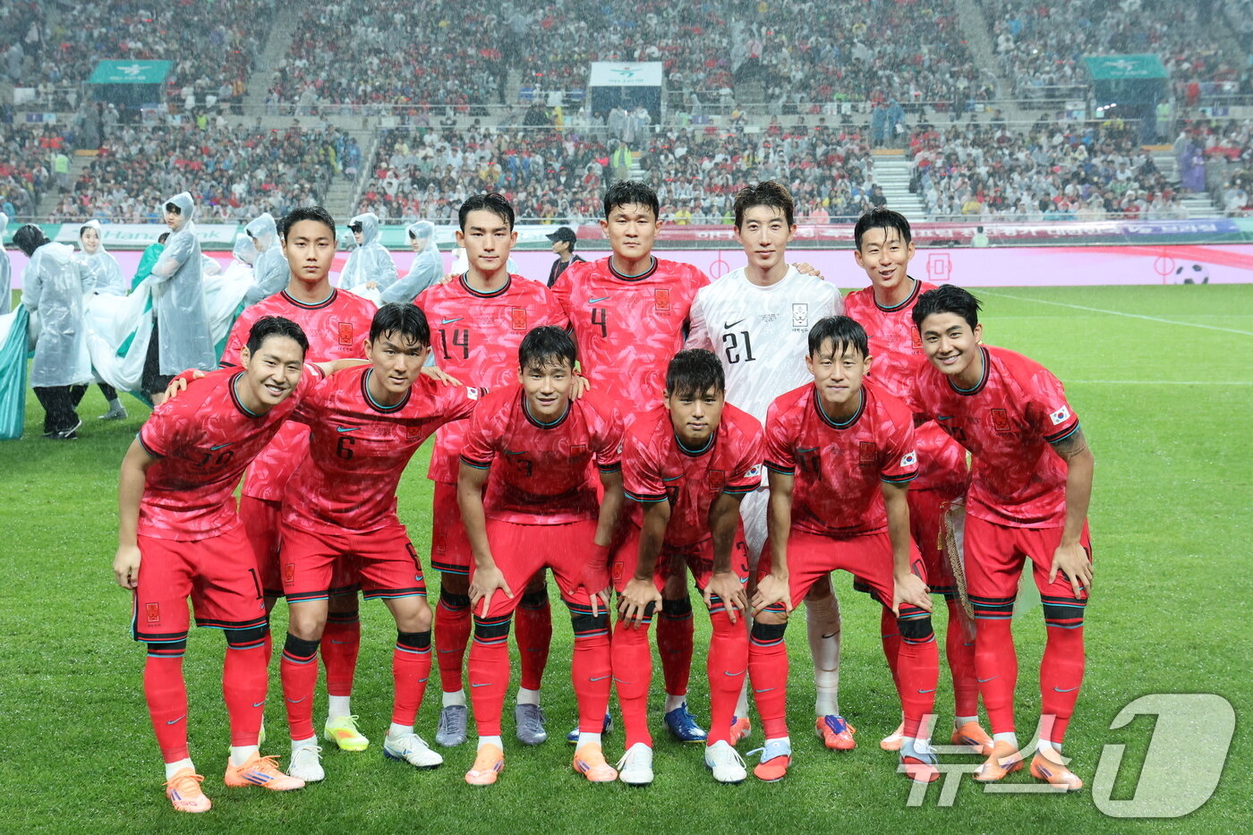 본문 이미지 - 10일 서울 마포구 상암동 서울월드컵경기장에서 열린 하나은행 초청 축구국가대표팀 친선경기 대한민국과 브라질의 경기에서 대한민국 선수들이 포즈를 취하고 있다. 2025.10.10/뉴스1 ⓒ News1 장수영 기자