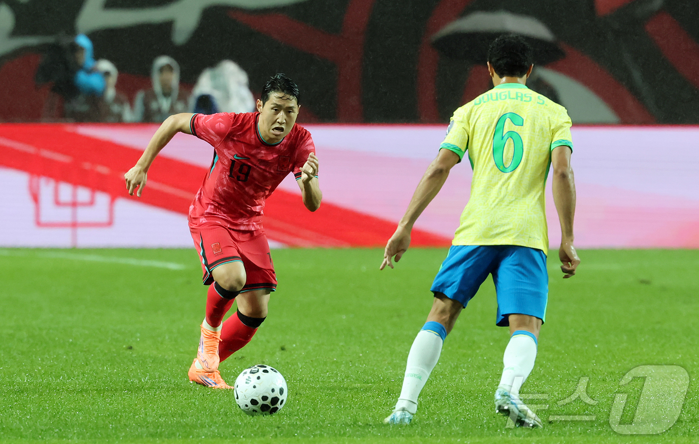 (서울=뉴스1) 장수영 기자 = 10일 서울월드컵경기장에서 열린 하나은행 초청 축구국가대표팀 친선경기 대한민국과 브라질의 경기, 전반전 대한민국 이강인이 브라질 더글라스 산토스의 …