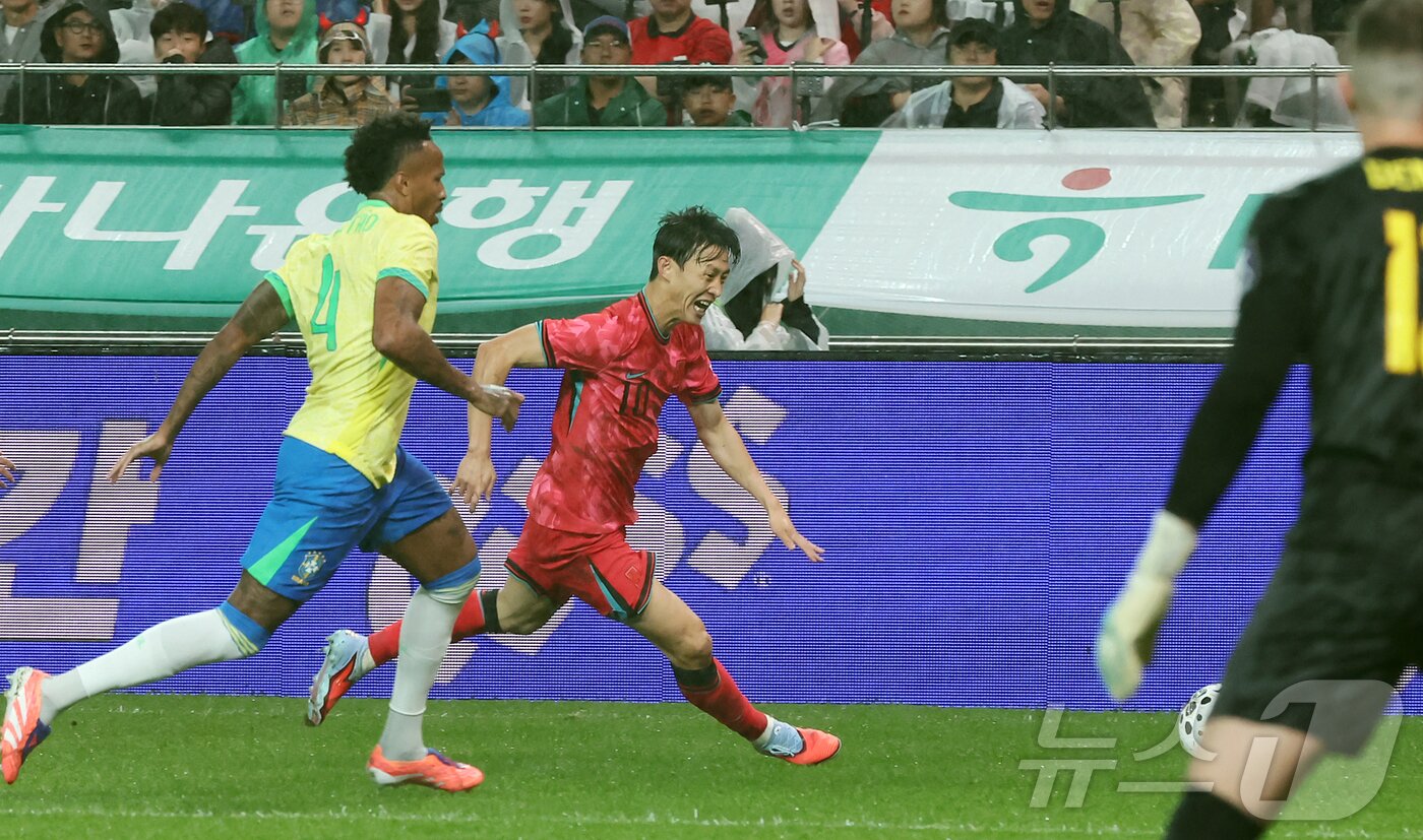 본문 이미지 - 국가대표팀 미드필더 이재성&#40;오른쪽&#41;. 2025.10.10/뉴스1 ⓒ News1 장수영 기자