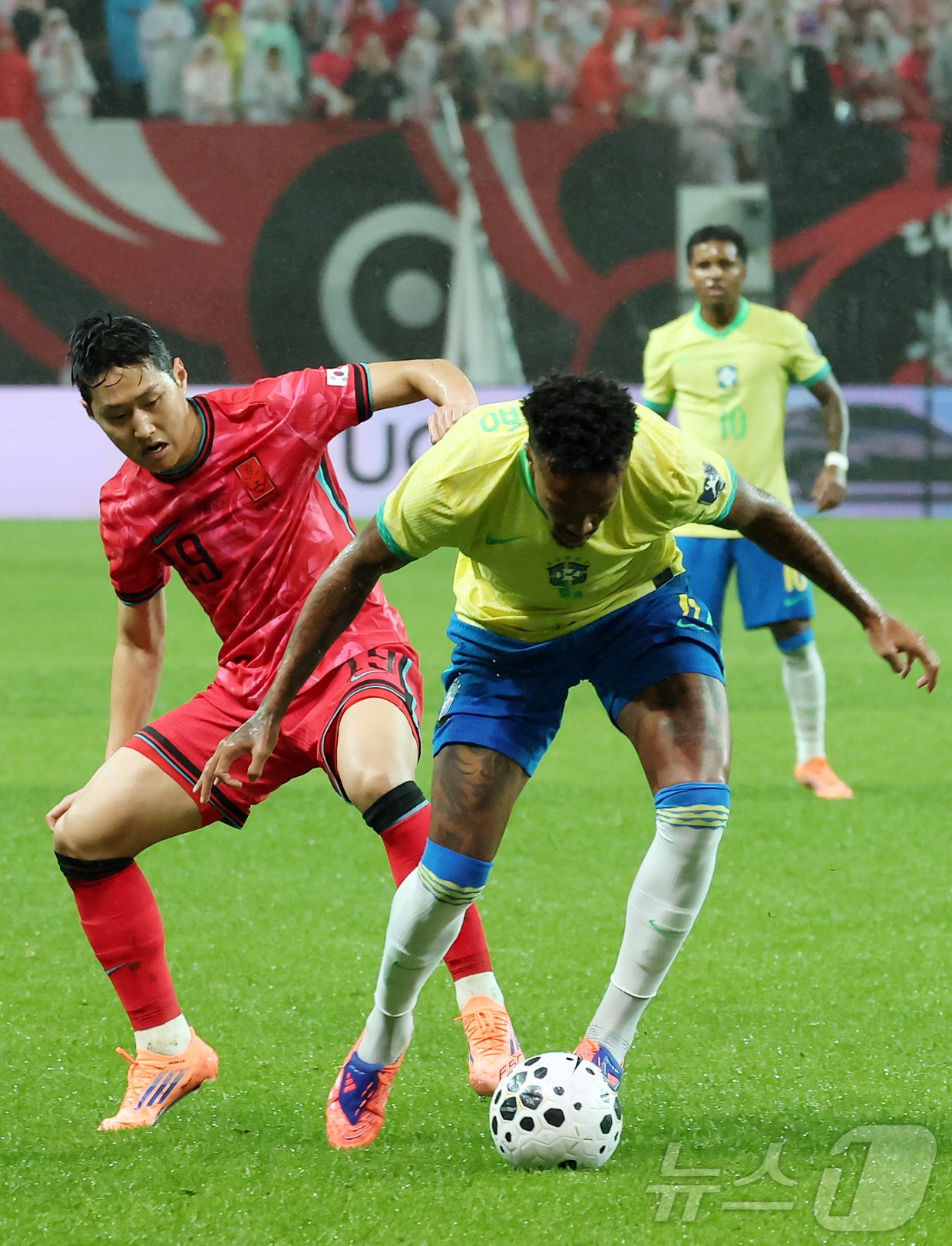 (서울=뉴스1) 장수영 기자 = 10일 서울월드컵경기장에서 열린 하나은행 초청 축구국가대표팀 친선경기 대한민국과 브라질의 경기, 전반전 대한민국 이강인이 브라질 밀리탕의 수비에 고 …