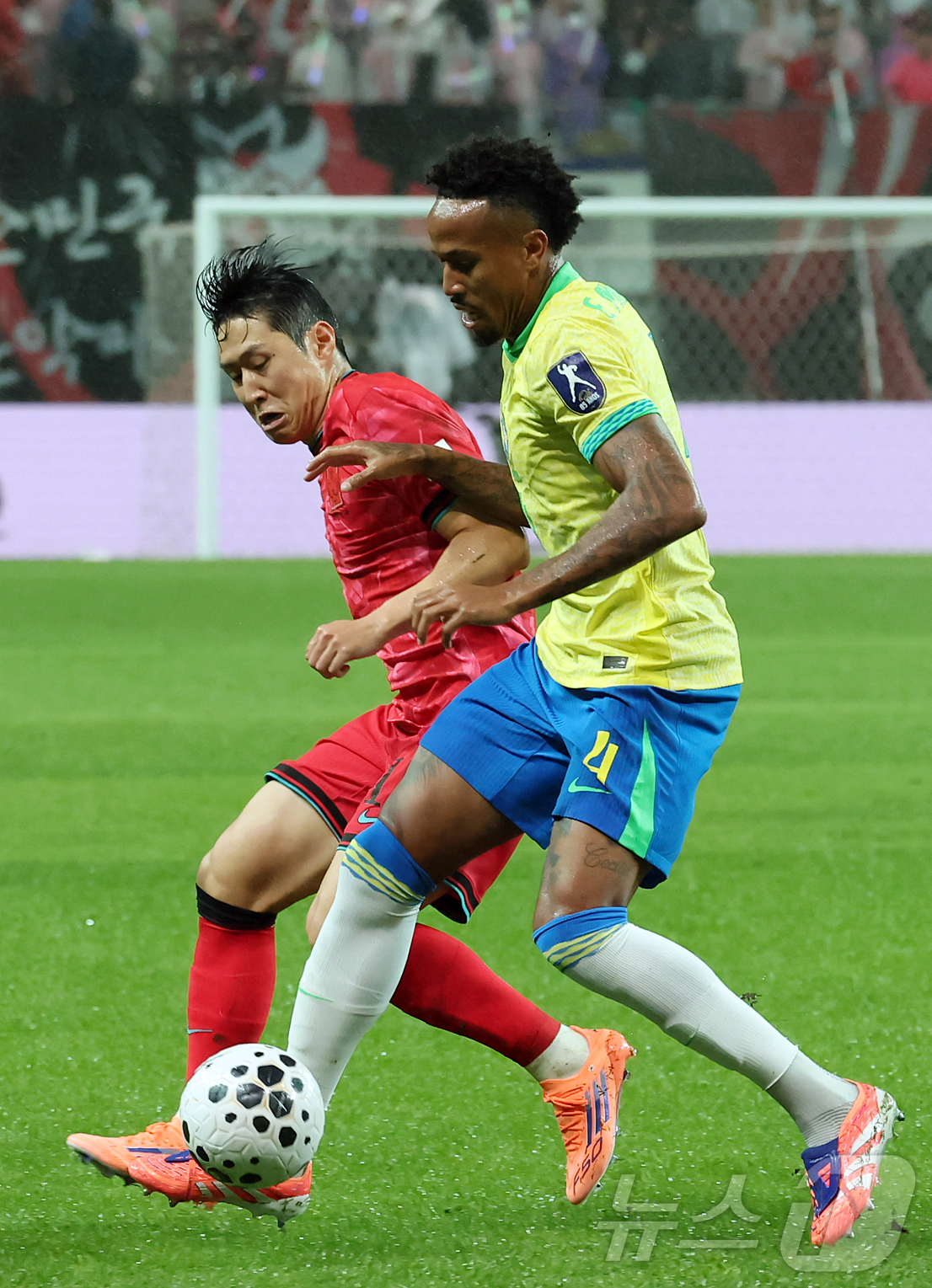 (서울=뉴스1) 장수영 기자 = 10일 서울월드컵경기장에서 열린 하나은행 초청 축구국가대표팀 친선경기 대한민국과 브라질의 경기, 전반전 대한민국 이강인이 브라질 밀리탕의 수비에 고 …