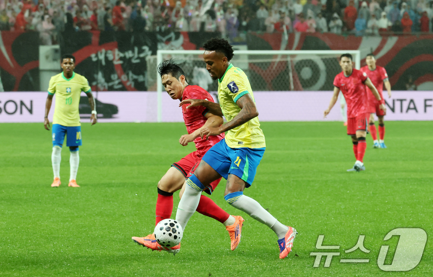 (서울=뉴스1) 장수영 기자 = 10일 서울월드컵경기장에서 열린 하나은행 초청 축구국가대표팀 친선경기 대한민국과 브라질의 경기, 전반전 대한민국 이강인이 브라질 밀리탕과 볼경합을 …