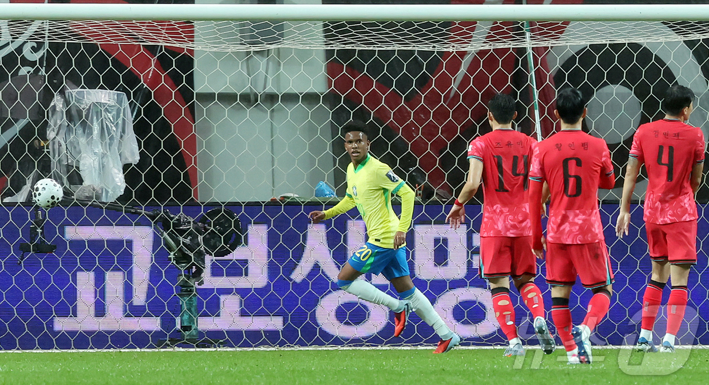 (서울=뉴스1) 장수영 기자 = 10일 서울월드컵경기장에서 열린 하나은행 초청 축구국가대표팀 친선경기 대한민국과 브라질의 경기, 전반전 브라질 에스테반이 선취골을 넣고 있다. 20 …