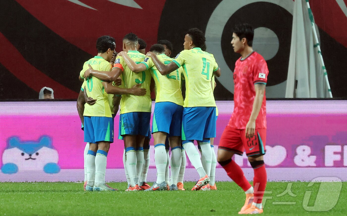 본문 이미지 - 10일 서울월드컵경기장에서 열린 하나은행 초청 축구국가대표팀 친선경기 대한민국과 브라질의 경기, 전반전 브라질 에스테반이 선취골을 넣은 뒤 동료들과 기쁨을 나누고 있다. 2025.10.10/뉴스1 ⓒ News1 장수영 기자