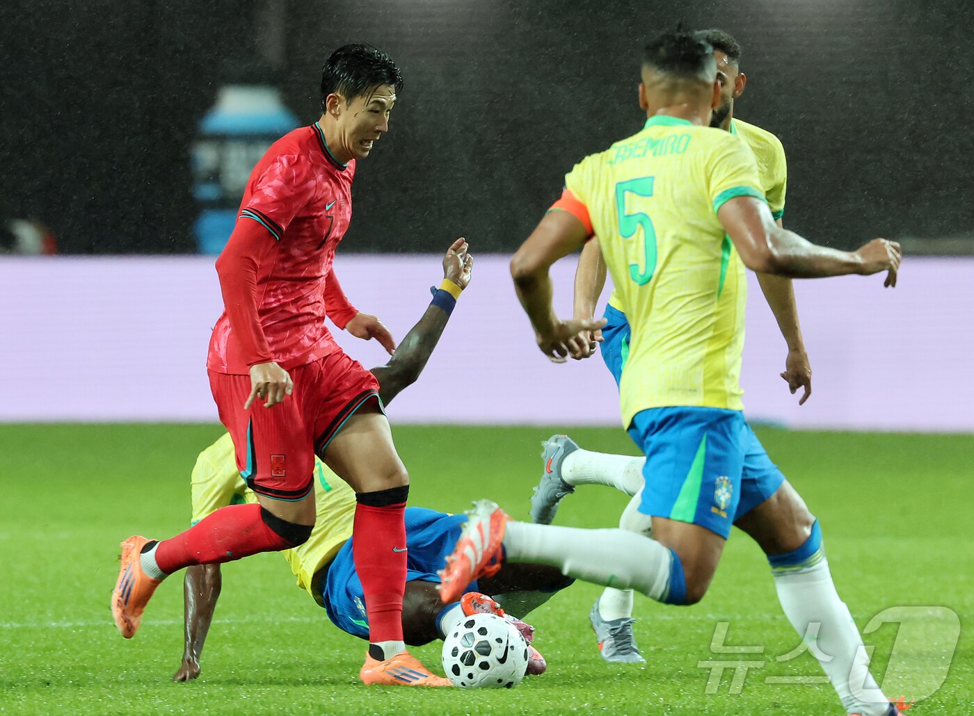 본문 이미지 - 10일 서울월드컵경기장에서 열린 하나은행 초청 축구국가대표팀 친선경기 대한민국과 브라질의 경기, 전반전 대한민국 손흥민이 돌파를 하고 있다. 2025.10.10/뉴스1 ⓒ News1 장수영 기자