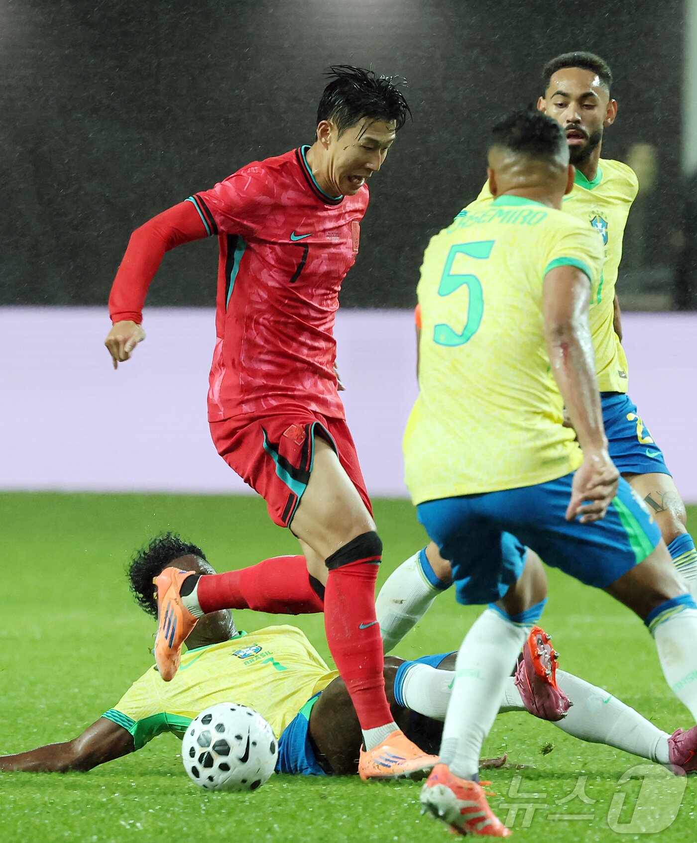 본문 이미지 - 10일 서울월드컵경기장에서 열린 하나은행 초청 축구국가대표팀 친선경기 대한민국과 브라질의 경기, 전반전 대한민국 손흥민이 돌파를 하고 있다. 2025.10.10/뉴스1 ⓒ News1 장수영 기자