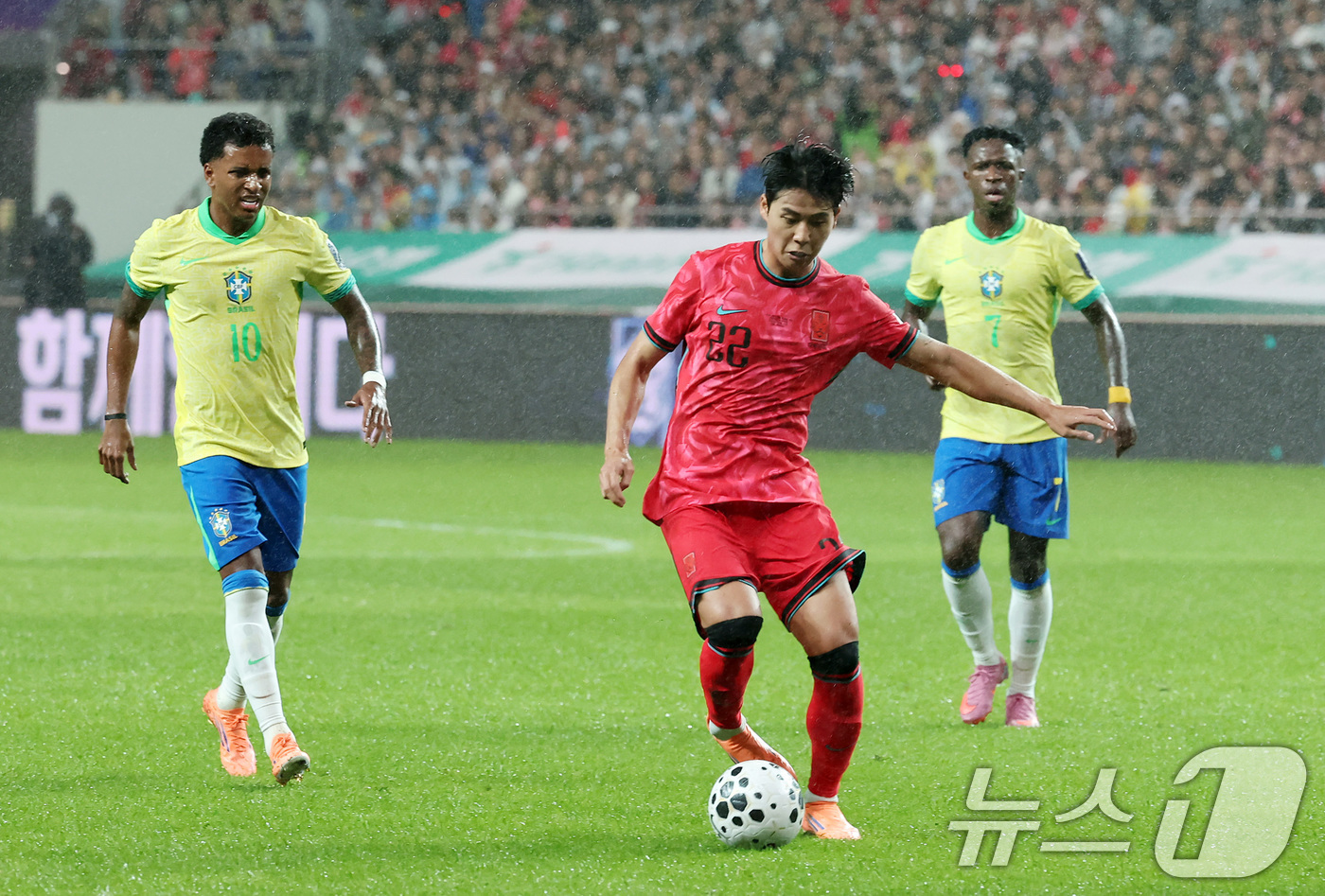 (서울=뉴스1) 장수영 기자 = 10일 서울월드컵경기장에서 열린 하나은행 초청 축구국가대표팀 친선경기 대한민국과 브라질의 경기, 전반전 대한민국 설영우가 브라질 문전으로 돌파하고 …