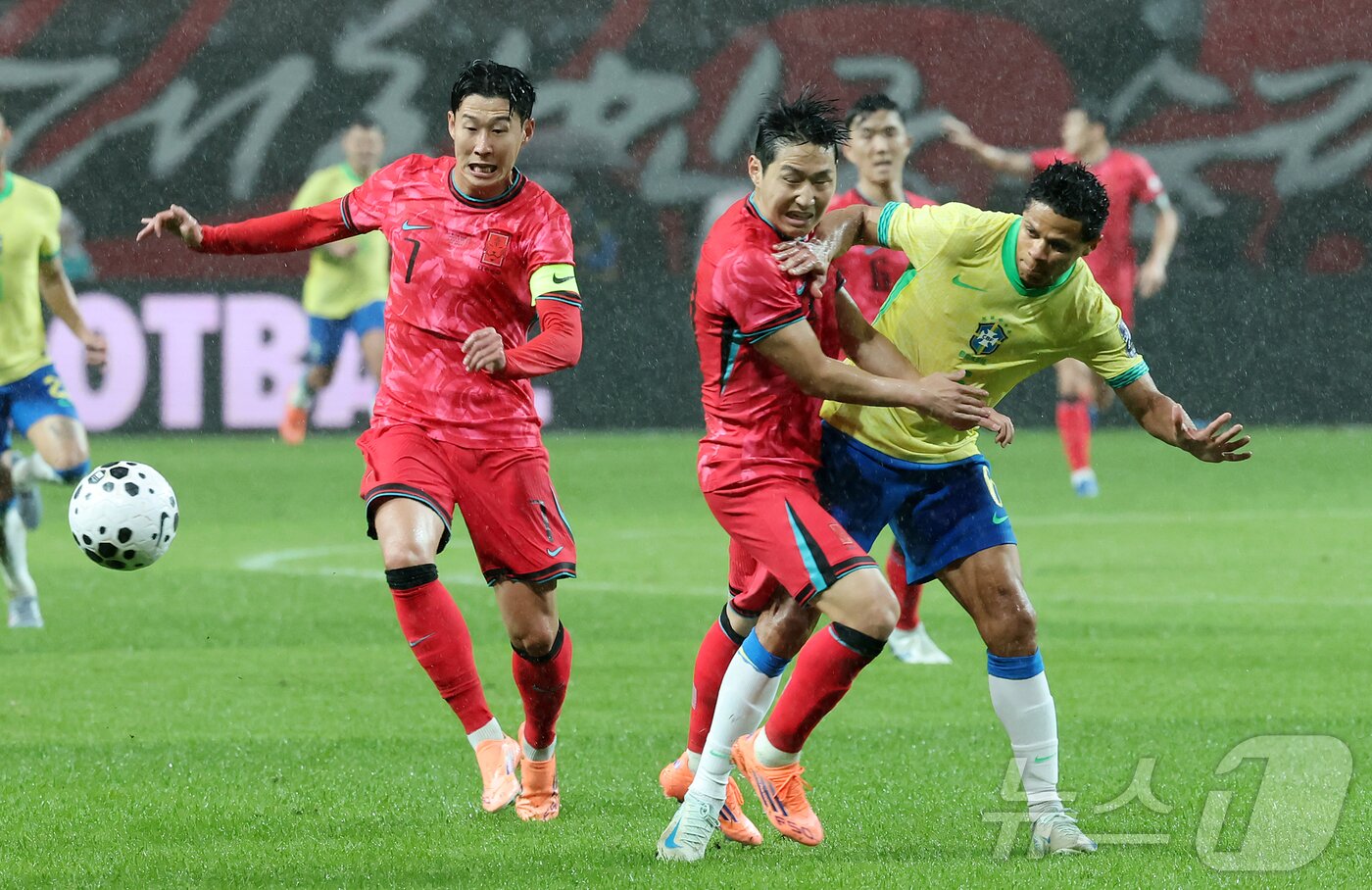 본문 이미지 - 10일 서울월드컵경기장에서 열린 하나은행 초청 축구국가대표팀 친선경기 대한민국과 브라질의 경기, 전반전 대한민국 이강인이 브라질 에스테반의 돌파를 막고 있다. 2025.10.10/뉴스1 ⓒ News1 장수영 기자