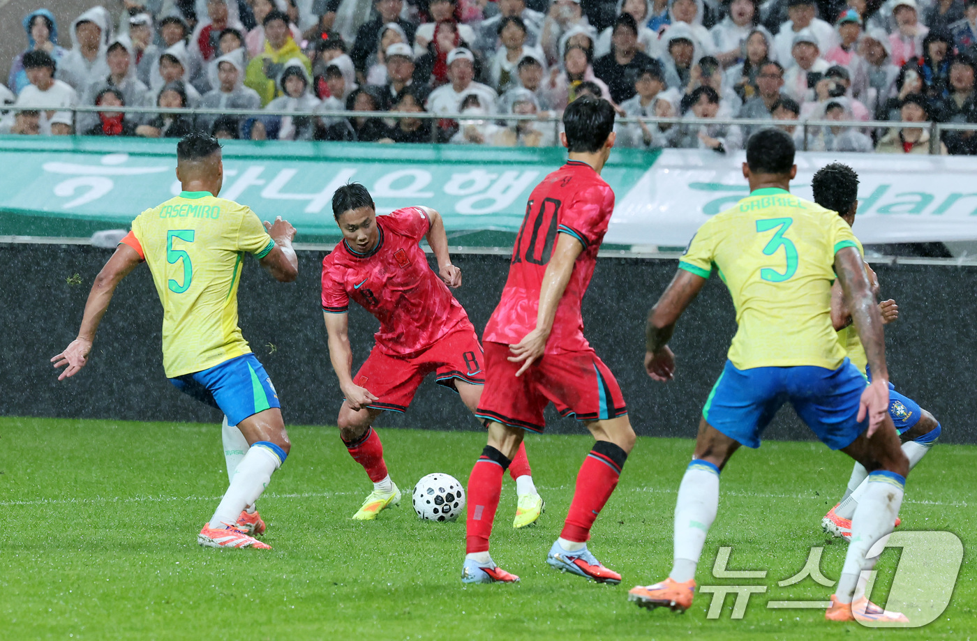 (서울=뉴스1) 장수영 기자 = 10일 서울월드컵경기장에서 열린 하나은행 초청 축구국가대표팀 친선경기 대한민국과 브라질의 경기, 전반전 대한민국 백승호가 돌파하고 있다. 2025. …
