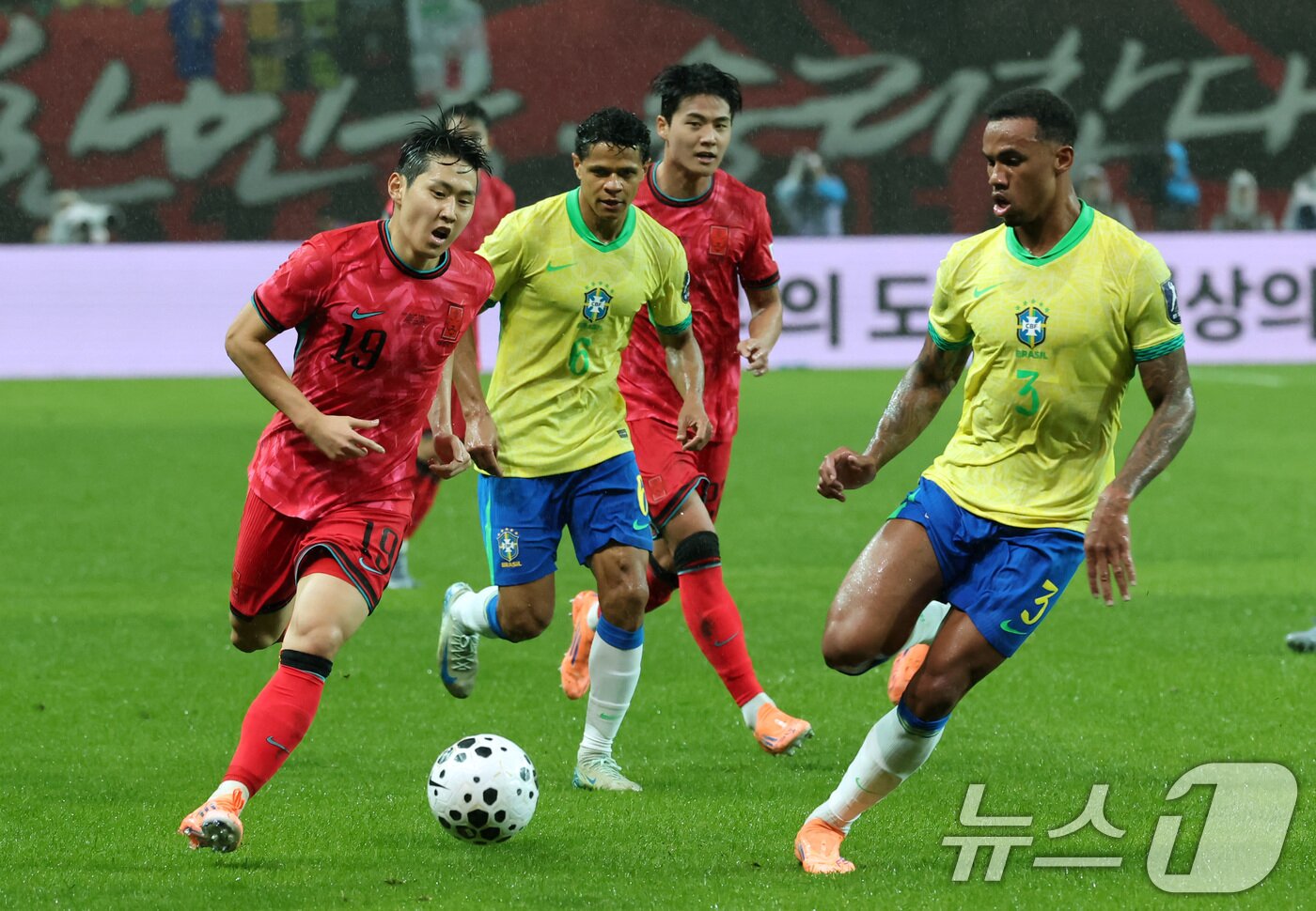 본문 이미지 - 10일 서울월드컵경기장에서 열린 하나은행 초청 축구국가대표팀 친선경기 대한민국과 브라질의 경기, 전반전 대한민국 이강인이 브라질의 마갈량이스의 수비를 피해 돌파하고 있다. 2025.10.10/뉴스1 ⓒ News1 장수영 기자