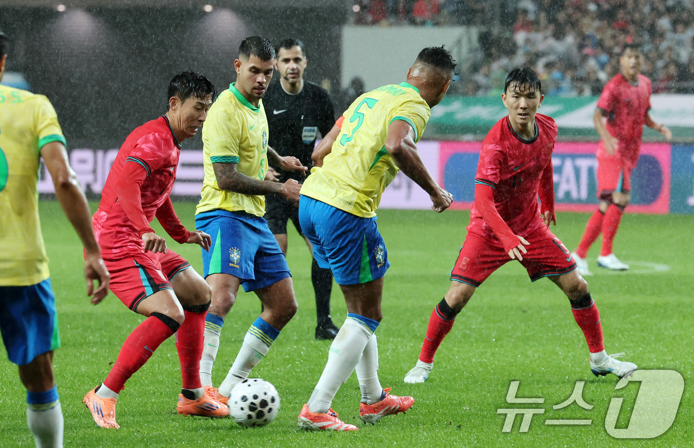 (서울=뉴스1) 장수영 기자 = 10일 서울월드컵경기장에서 열린 하나은행 초청 축구국가대표팀 친선경기 대한민국과 브라질의 경기, 전반전 대한민국 손흥민과 황인범이 브라질 카세미루를 …