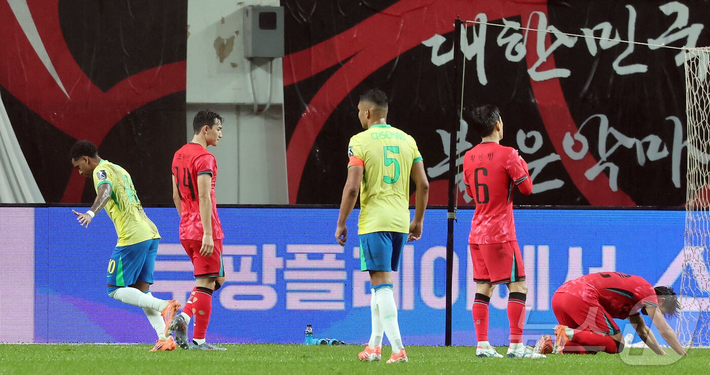본문 이미지 - 10일 서울월드컵경기장에서 열린 하나은행 초청 축구국가대표팀 친선경기 대한민국과 브라질의 경기, 전반전 브라질 호드리구가 추가골을 넣은 뒤 세리머니를 하고 있다. 2025.10.10/뉴스1 ⓒ News1 장수영 기자