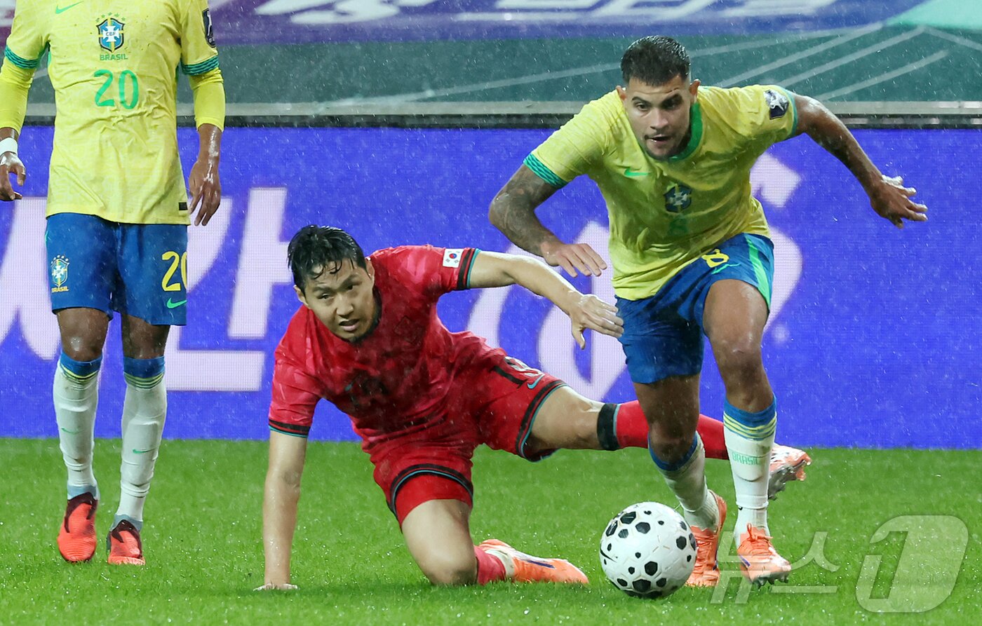 본문 이미지 - 10일 서울월드컵경기장에서 열린 하나은행 초청 축구국가대표팀 친선경기 대한민국과 브라질의 경기, 전반전 대한민국 이강인이 브라질 브루노 기마랑이스에게 볼을 뺏긴 뒤 아쉬워하고 있다. 2025.10.10/뉴스1 ⓒ News1 장수영 기자