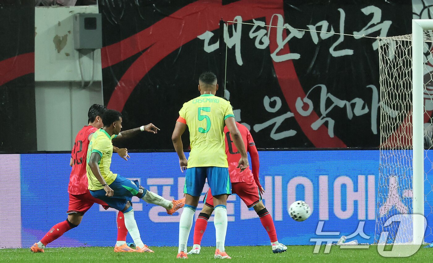 본문 이미지 - 10일 서울월드컵경기장에서 열린 하나은행 초청 축구국가대표팀 친선경기 대한민국과 브라질의 경기, 전반전 브라질 호드리구가 추가골을 넣고 있다. 2025.10.10/뉴스1 ⓒ News1 장수영 기자