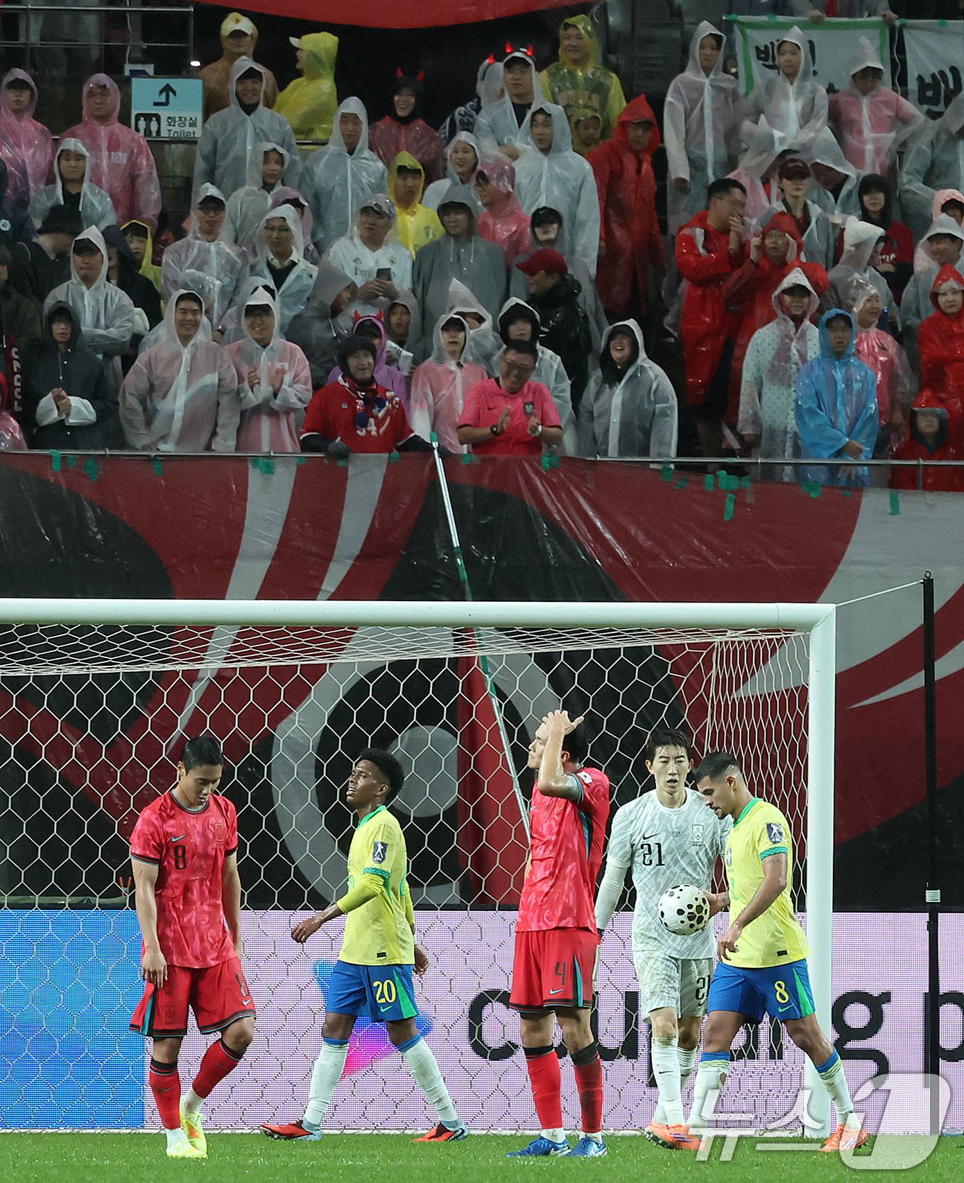 (서울=뉴스1) 장수영 기자 = 10일 서울월드컵경기장에서 열린 하나은행 초청 축구국가대표팀 친선경기 대한민국과 브라질의 경기, 전반전 대한민국 백승호, 김민재, 조현우가 브라질 …