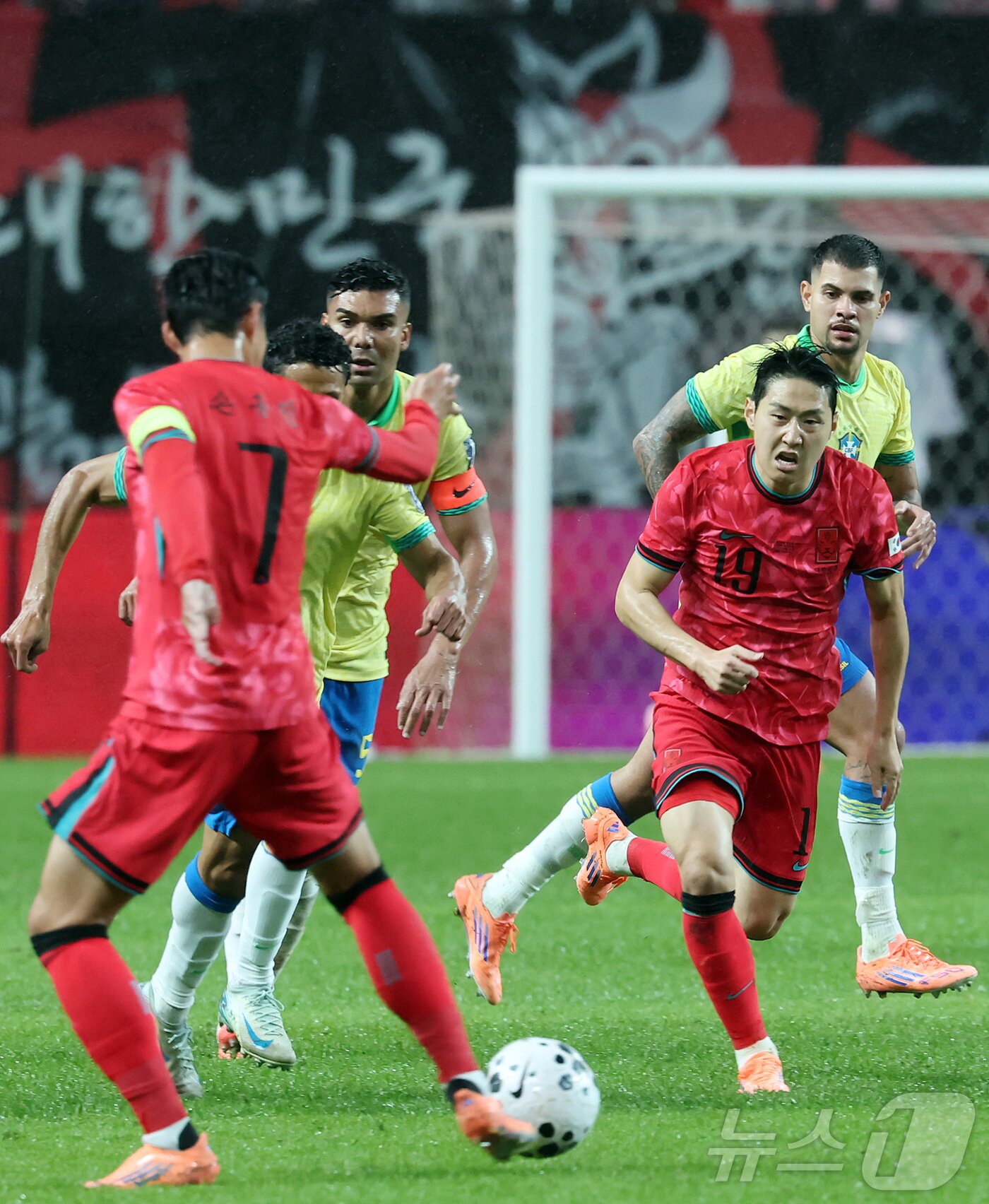 본문 이미지 - 10일 서울월드컵경기장에서 열린 하나은행 초청 축구국가대표팀 친선경기 대한민국과 브라질의 경기, 전반전 대한민국 이강인이 손흥민의 패스를 받고 있다. 2025.10.10/뉴스1 ⓒ News1 장수영 기자