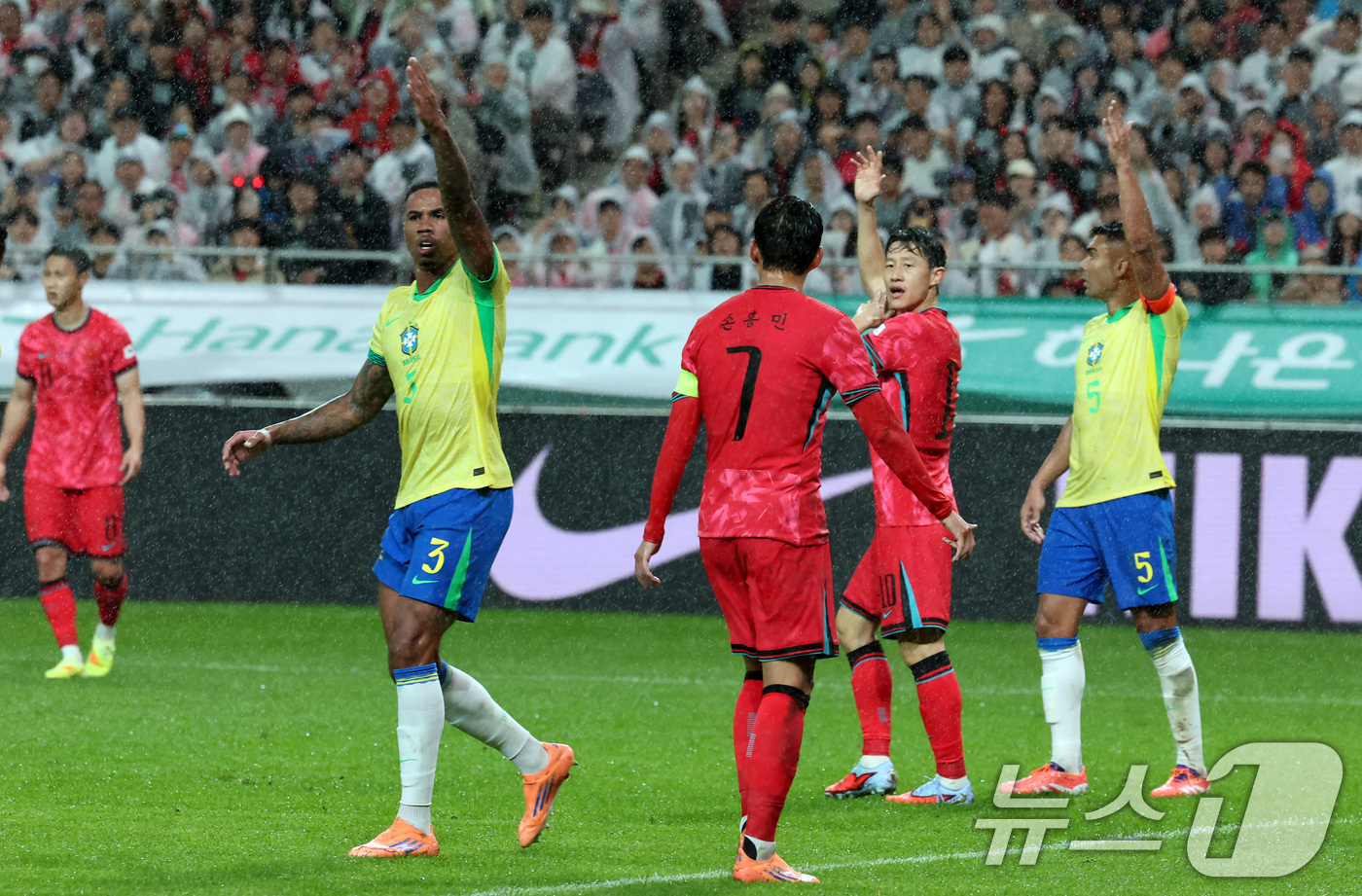 (서울=뉴스1) 장수영 기자 = 10일 서울월드컵경기장에서 열린 하나은행 초청 축구국가대표팀 친선경기 대한민국과 브라질의 경기, 전반전 대한민국 이재성이 핸드볼을 주장하고 있다. …