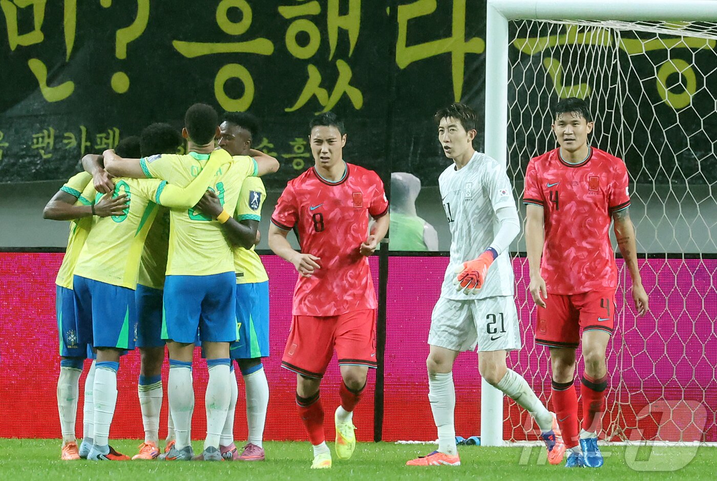 본문 이미지 - 10일 서울월드컵경기장에서 열린 하나은행 초청 축구국가대표팀 친선경기 대한민국과 브라질의 경기, 후반전 브라질 에스테반이 팀의 세 번째 골을 넣은 뒤 동료들과 기쁨을 나누고 있다. 2025.10.10/뉴스1 ⓒ News1 장수영 기자