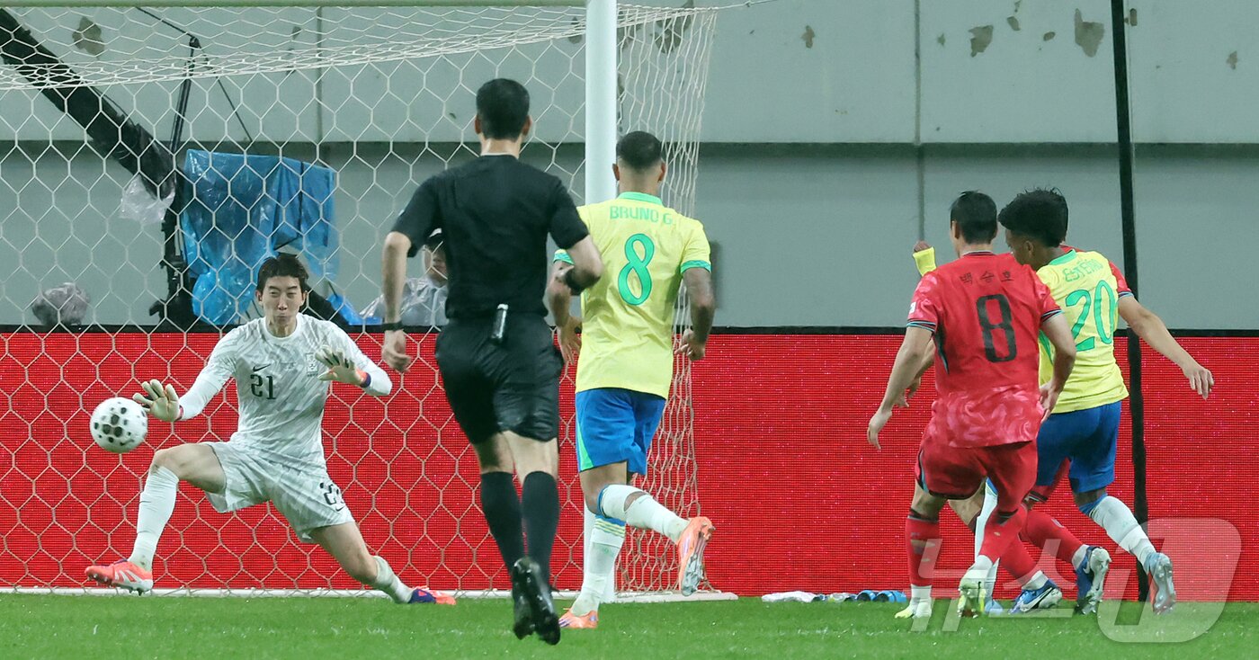 본문 이미지 - 10일 서울월드컵경기장에서 열린 하나은행 초청 축구국가대표팀 친선경기 대한민국과 브라질의 경기, 후반전 브라질 에스테반이 팀의 세 번째 골을 넣고 있다. 2025.10.10/뉴스1 ⓒ News1 장수영 기자