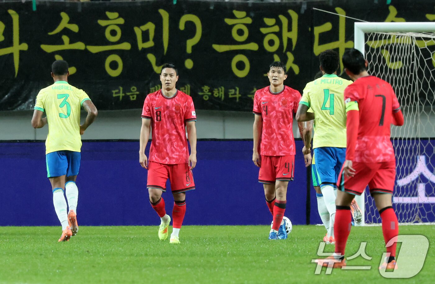 본문 이미지 - 10일 서울월드컵경기장에서 열린 하나은행 초청 축구국가대표팀 친선경기 대한민국과 브라질의 경기, 후반전 대한민국 김민재가 브라질 에스테반에게 골을 허용한 후 아쉬워하고 있다. 2025.10.10/뉴스1 ⓒ News1 장수영 기자