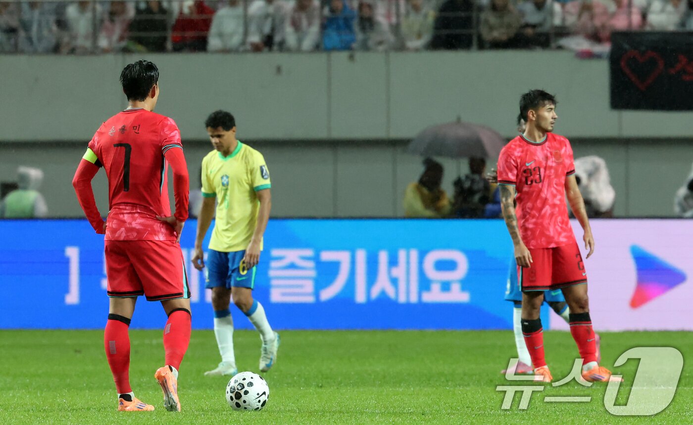 본문 이미지 - 10일 서울월드컵경기장에서 열린 하나은행 초청 축구국가대표팀 친선경기 대한민국과 브라질의 경기, 후반전 대한민국 손흥민이 연이은 실점에 아쉬워하고 있다. 2025.10.10/뉴스1 ⓒ News1 장수영 기자