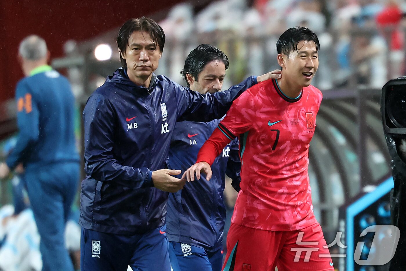본문 이미지 - 10일 서울월드컵경기장에서 열린 하나은행 초청 축구국가대표팀 친선경기 대한민국과 브라질의 경기, 후반전 대한민국 손흥민이 후반 교체되며 홍명보 감독의 격려를 받고 있다. 2025.10.10/뉴스1 ⓒ News1 장수영 기자