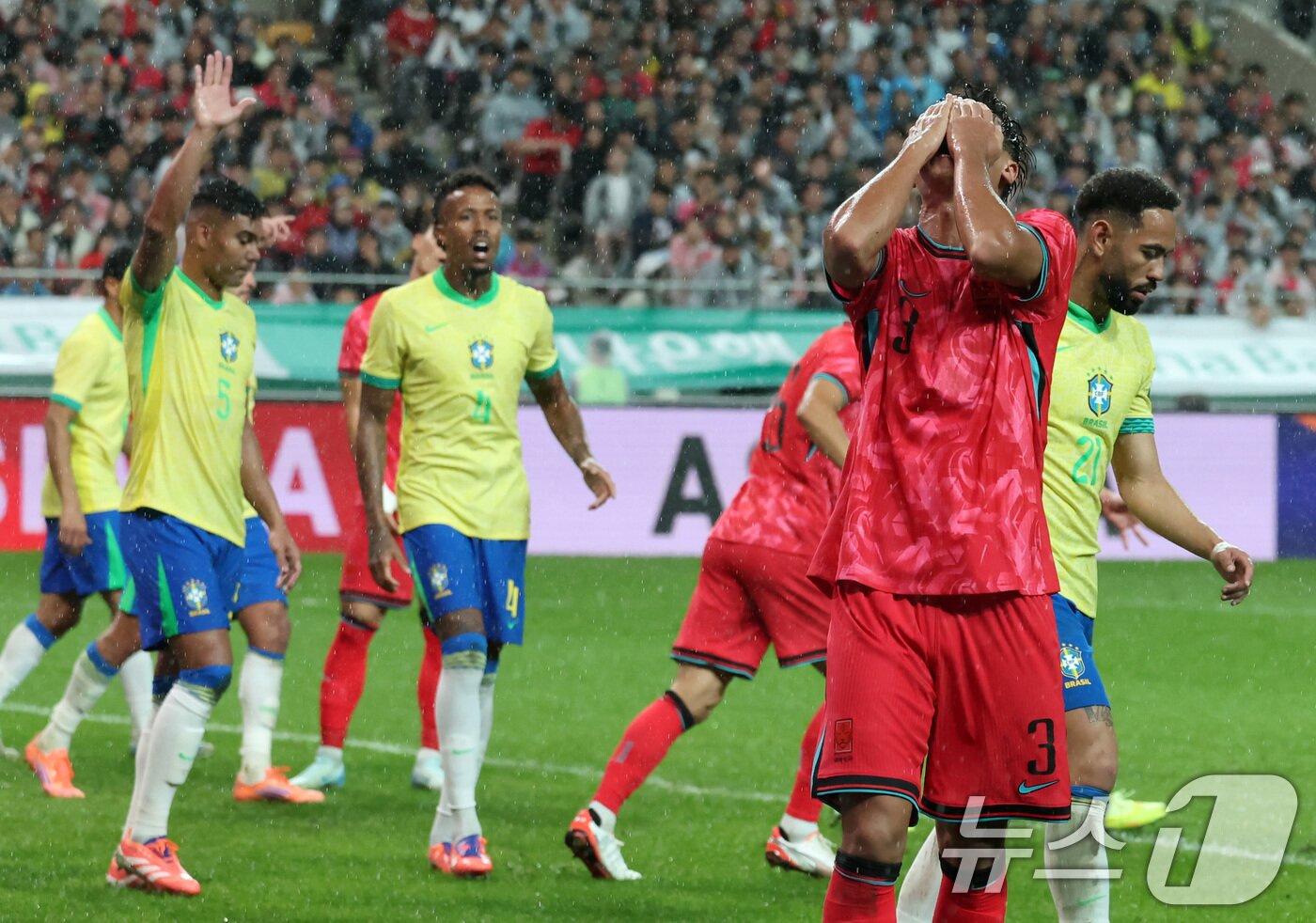 본문 이미지 - 한국의 스리백은 브라질을 상대로 통하지 않았다. 2025.10.10/뉴스1 ⓒ News1 장수영 기자
