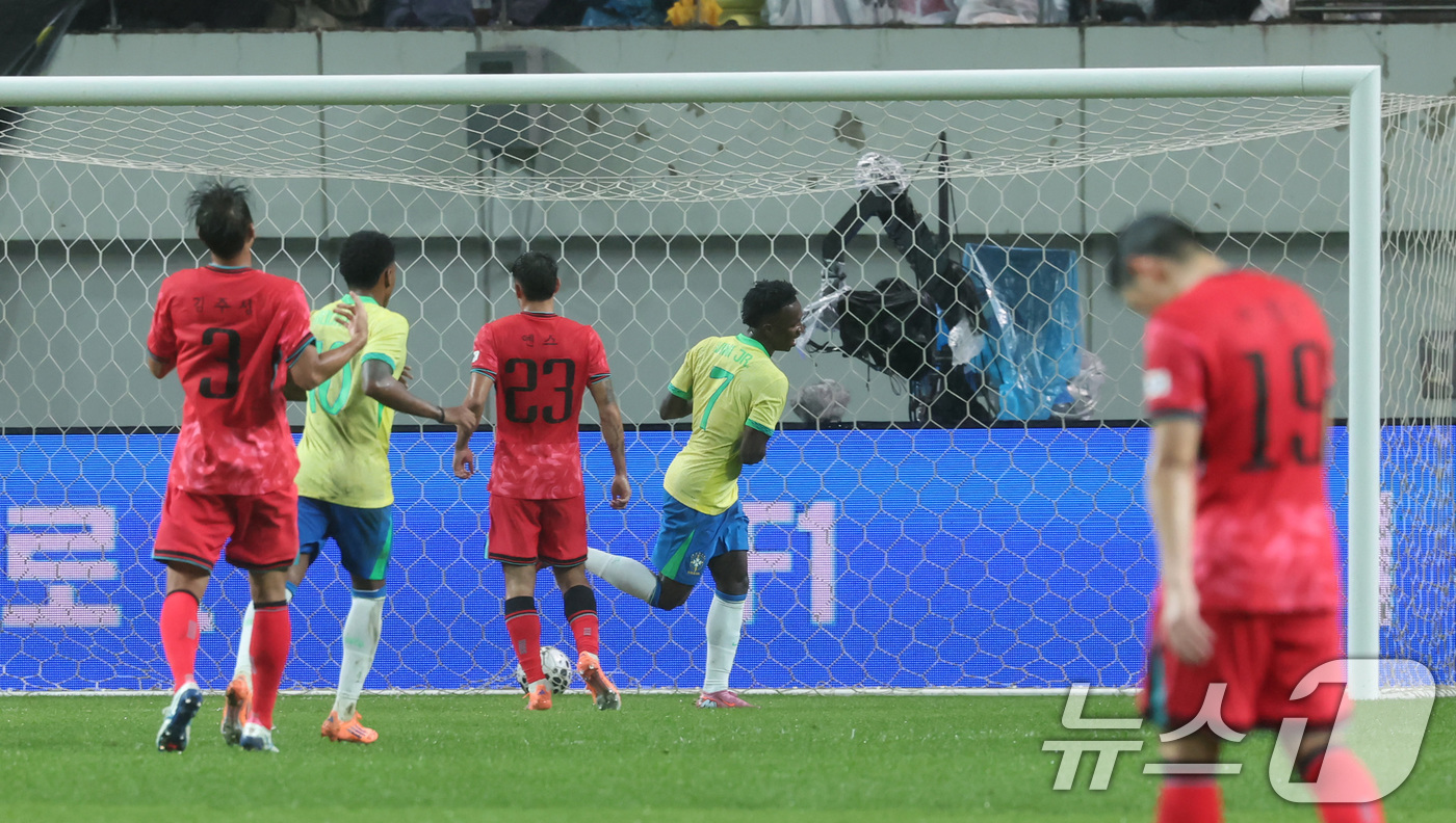 (서울=뉴스1) 장수영 기자 = 10일 서울월드컵경기장에서 열린 하나은행 초청 축구국가대표팀 친선경기 대한민국과 브라질의 경기, 후반전 브라질 비니시우스가 골을 기록한 후 기뻐하고 …