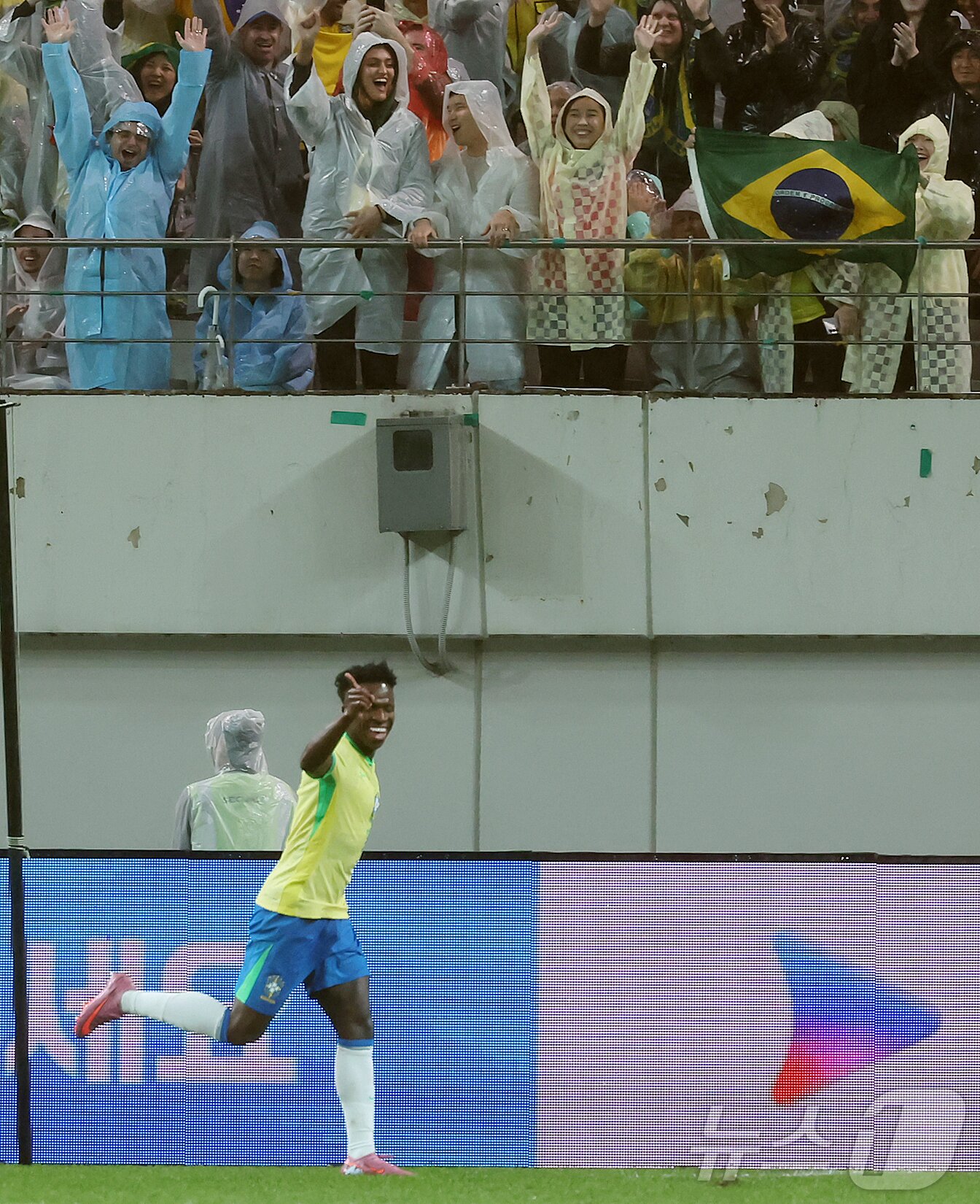 본문 이미지 - 10일 서울월드컵경기장에서 열린 하나은행 초청 축구국가대표팀 친선경기 대한민국과 브라질의 경기, 후반전 브라질 비니시우스 주니어가 팀의 다섯 번째 골을 넣은 뒤 환호하고 있다. 2025.10.10/뉴스1 ⓒ News1 장수영 기자