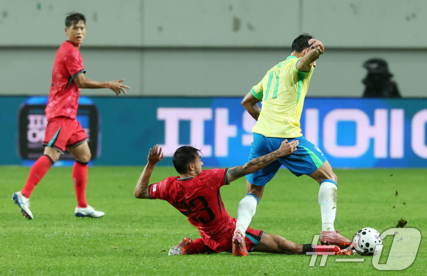 (서울=뉴스1) 장수영 기자 = 10일 서울월드컵경기장에서 열린 하나은행 초청 축구국가대표팀 친선경기 대한민국과 브라질의 경기, 후반전 대한민국 옌스 카스트로프가 브라질 루카스 파 …