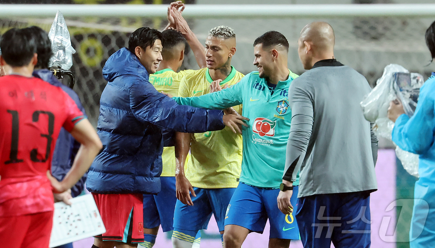 (서울=뉴스1) 장수영 기자 = 10일 서울월드컵경기장에서 열린 하나은행 초청 축구국가대표팀 친선경기 대한민국과 브라질의 경기, 대한민국 손흥민이 경기 후 브라질 브루노 기마랑이스 …