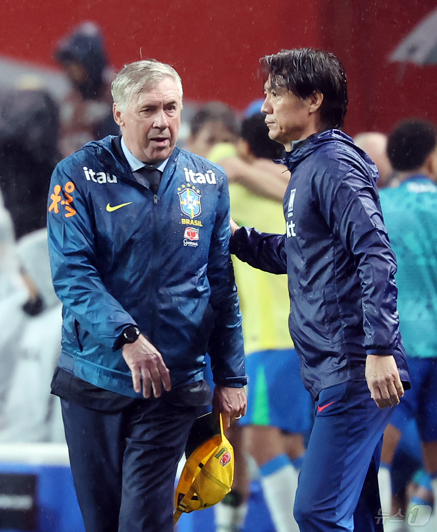 (서울=뉴스1) 장수영 기자 = 10일 서울월드컵경기장에서 열린 하나은행 초청 축구국가대표팀 친선경기 대한민국과 브라질의 경기 후 브라질 카를로 안첼로티 감독과 홍명보 대한민국 축 …