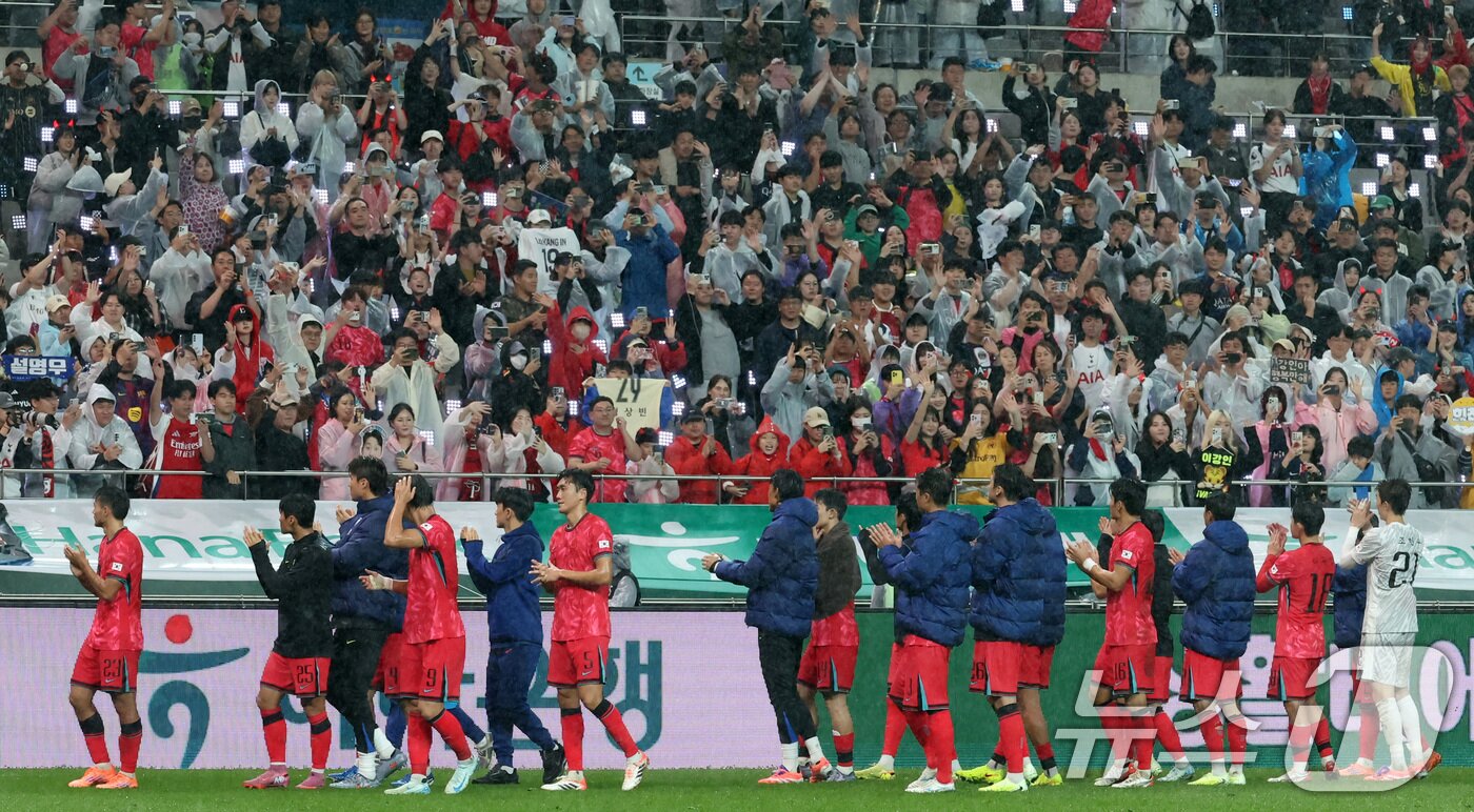 본문 이미지 - 10일 서울월드컵경기장에서 열린 하나은행 초청 축구국가대표팀 친선경기 대한민국과 브라질의 경기에서 0-5로 패배한 대한민국 선수들이 관중석을 향해 인사하고 있다. 2025.10.10/뉴스1 ⓒ News1 장수영 기자