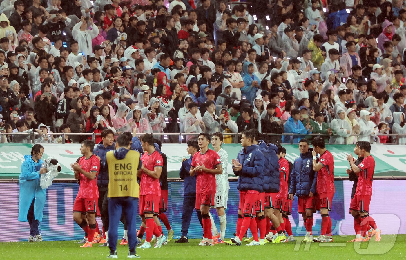 본문 이미지 - 10일 서울월드컵경기장에서 열린 하나은행 초청 축구국가대표팀 친선경기 대한민국과 브라질의 경기, 5대0 완패를 당한 대한민국 선수들이 경기 후 응원 온 팬들에게 인사하고 있다. 2025.10.10/뉴스1 ⓒ News1 장수영 기자